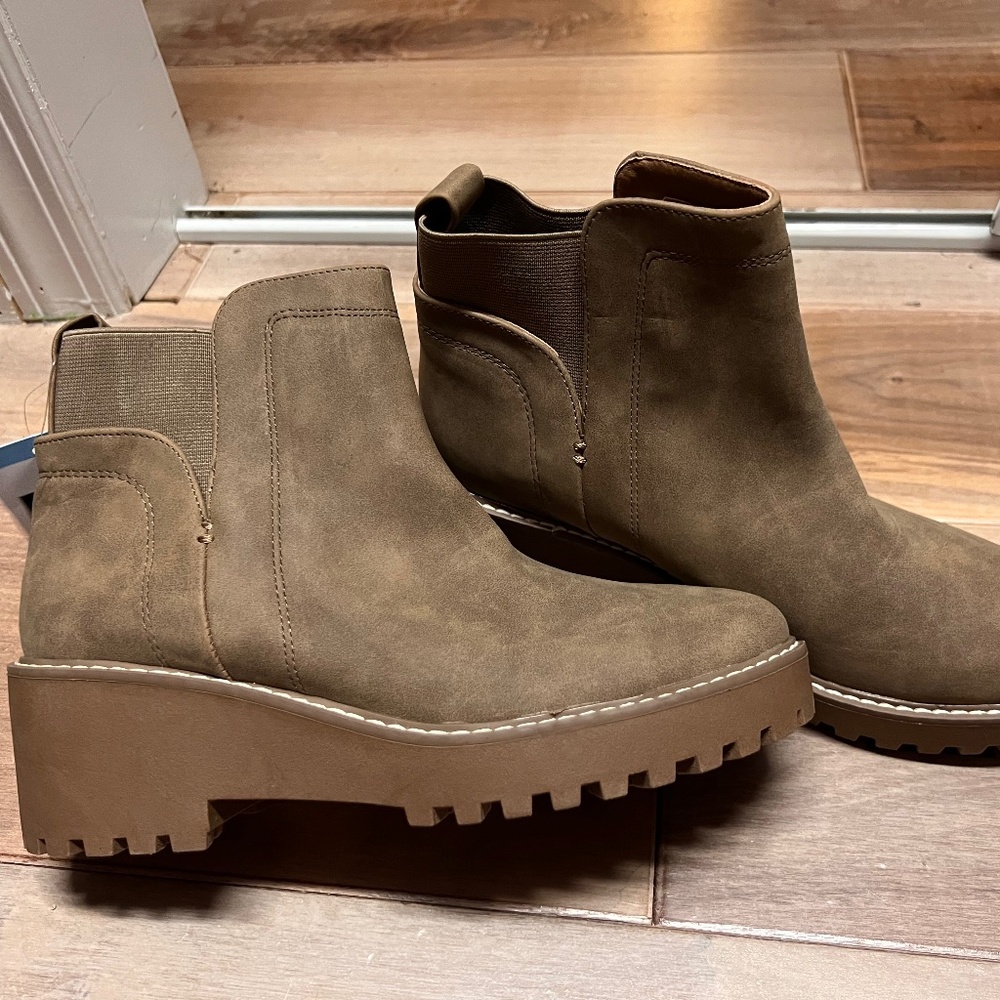 Women’s Dolce Vita Chelsea Boot